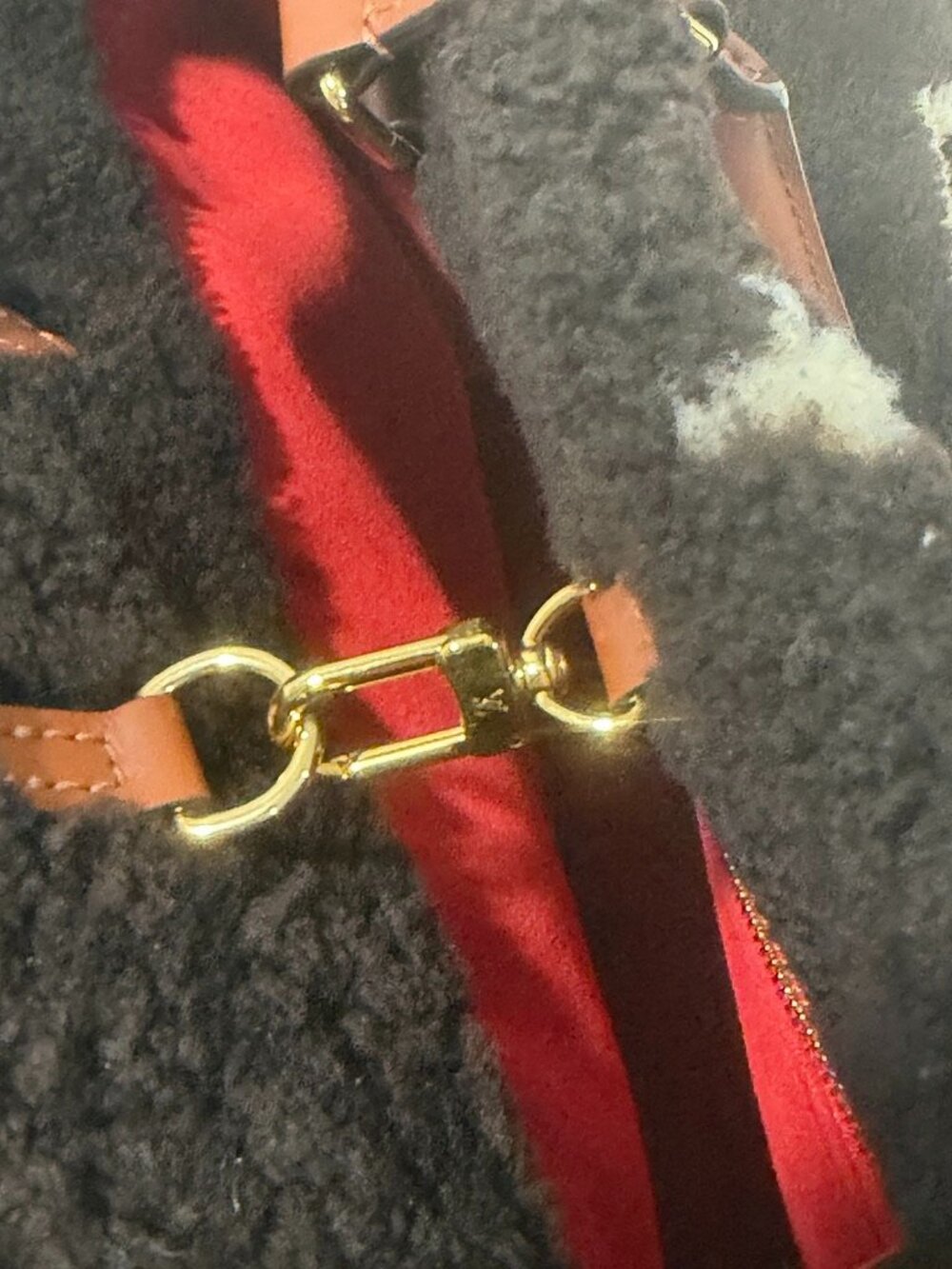 Louis Vuitton OnTheGo GM Shearling Teddy Limited Edition Tote Bag (JB1438) - Picture 14 of 15